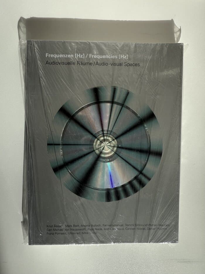 Frequenzen [hz] = Frequencies [hz] - Audiovisuelle Räume, (ohne die CD),, Katalog der Ausstellung in der Schirn Kunsthalle Frankfurt 9. Februar - 28. April 2002,